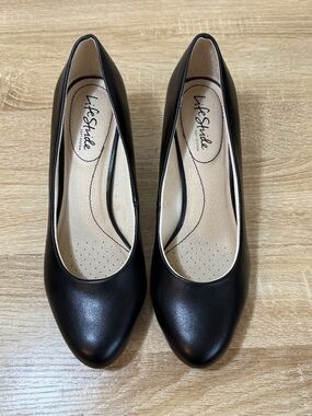 Life Stride Black Smooth Rounded-Toe Pumps for Women